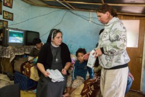 Schwester Carmen Tereza Rusu besucht regelmäßig Familien, die in prekären Verhältnissen leben.  (Foto: Achim Pohl)