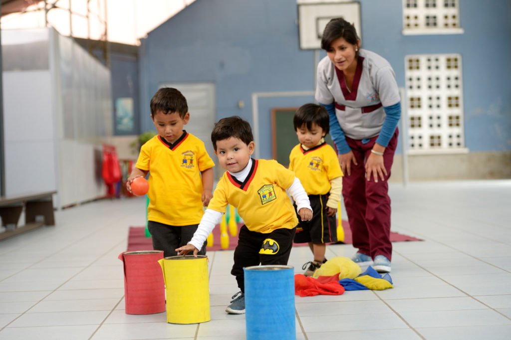 Andre, 2 Jahre, Sportunterricht, Montessori-Kindergarten und -Grundschule "Kinderhaus Santa Maria Magdalena Postel", Cochabamba, Departamento Cochabamba, Bolivien; Foto: Florian Kopp/SMMP