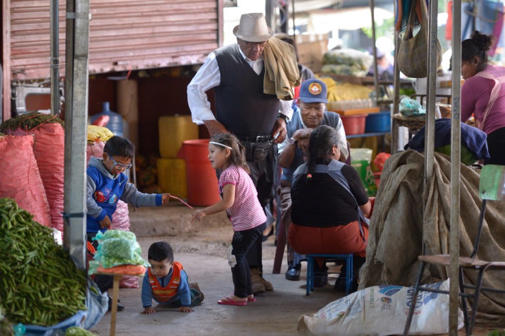Auf dem öffentlichen Markt "La Cancha" sind die Kinder der Verkäuferinnen meist den ganzen Tag sich selbst überlassen oder "laufen einfach mit". Im Kindergarten und der Schule "Kinderhaus Santa Maria Magdalena Postel" werden sie aufgenommen und erhalten eine vorbildliche Erziehung, Cochabamba, Departamento Cochabamba, Bolivien; Foto: Florian Kopp/SMMP