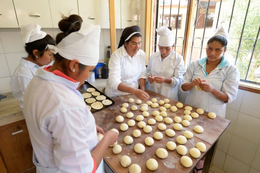 Jugendliche lernen in der Bäckerei, wie man köstliches Brot bäckt, Kinderheim Comunidad La Providencia, Catro Esquinas, Departamento Cochabamba, Bolivien; Foto: Florian Kopp/SMMP