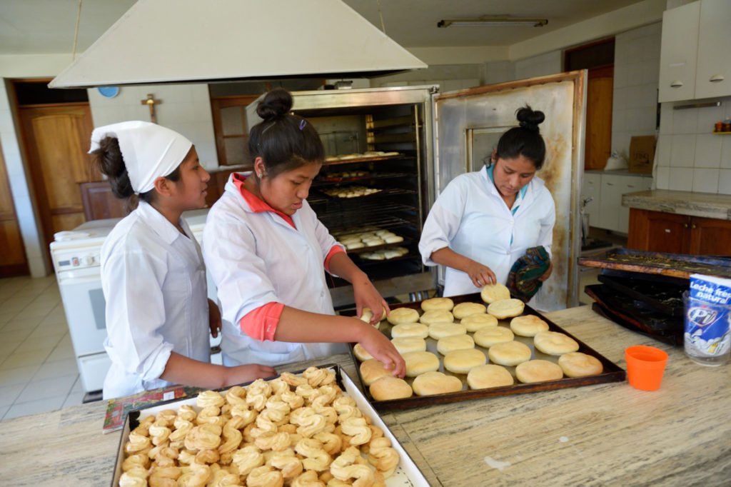 Jugendliche lernen in der Bäckerei, wie man köstliches Brot bäckt, Kinderheim Comunidad La Providencia, Catro Esquinas, Departamento Cochabamba, Bolivien; Foto: Florian Kopp/SMMP