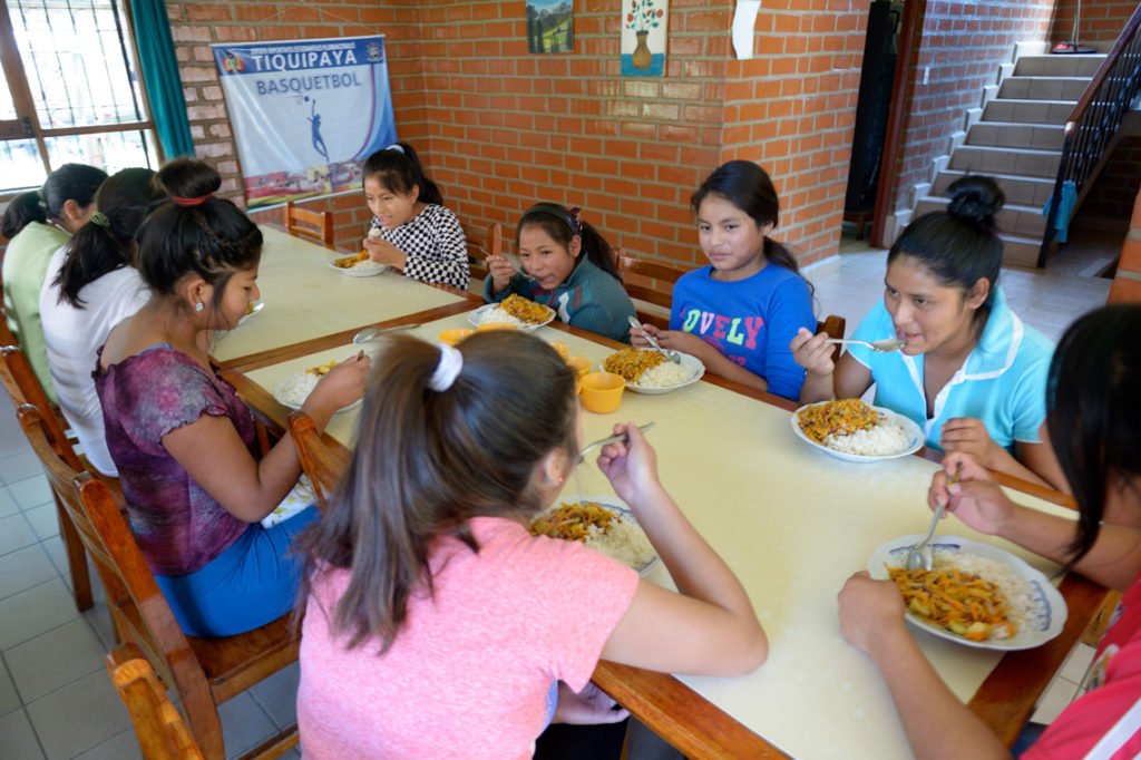 Gemeinsames Mittagessen in einem der Häuser, Kinderheim Comunidad La Providencia, Catro Esquinas, Departamento Cochabamba, Bolivien; Foto: Florian Kopp/SMMP