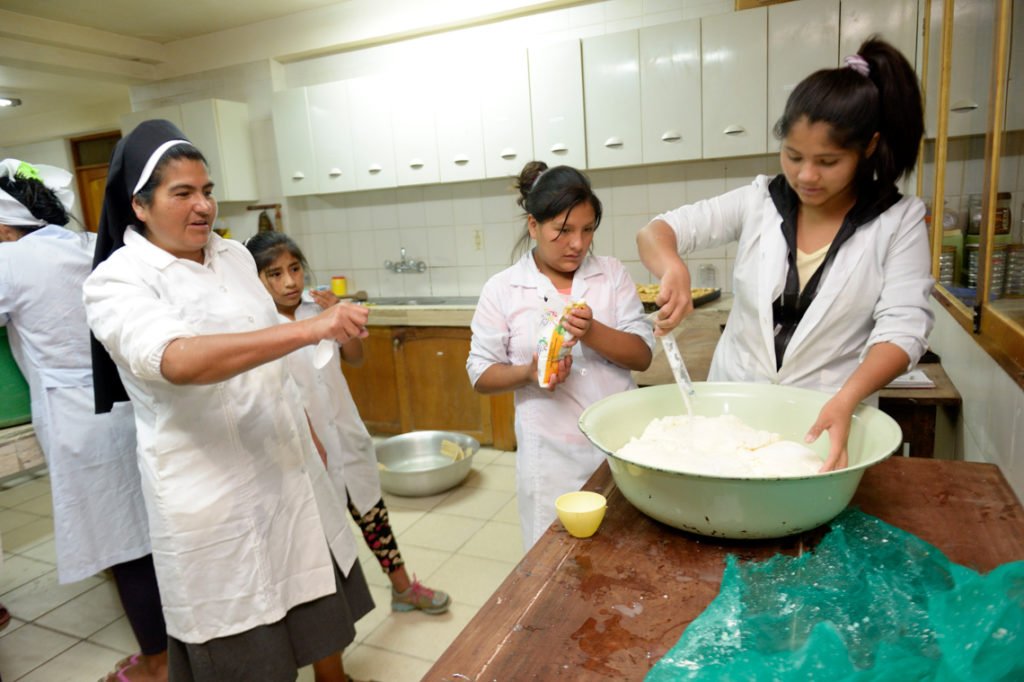 Die Milch zerfällt in Käse und Molke - Herstellung von Frischkäse, Kinderheim Comunidad La Providencia, Catro Esquinas, Departamento Cochabamba, Bolivien; Foto: Florian Kopp/SMMP