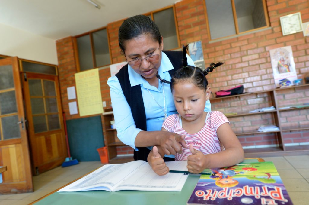 Nachmittags werden die Kinder bei Ihren Hausaufgaben unterstützt, Kinderheim Comunidad La Providencia, Catro Esquinas, Departamento Cochabamba, Bolivien; Foto: Florian Kopp/SMMP