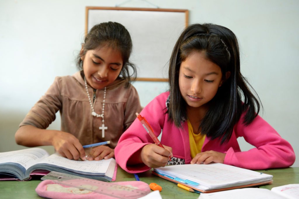 Mariola (11) und Camila (9) im Förderunterricht für Kinder mit Lernschwierigkeiten, Kinderheim Comunidad Ancieto Solares, Vallegrande, Departamento Santa Cruz, Bolivien; Foto: Florian Kopp/SMMP