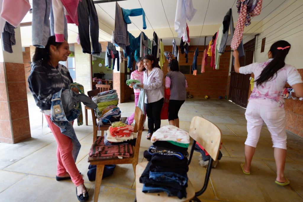 Am Wochenende kümmern sich die Jugendlichen um ihre Wäsche, Kinderheim Comunidad Santa Susana, Vallegrande, Departamento Santa Cruz, Bolivien; Foto: Florian Kopp/SMMP