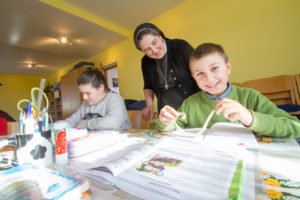 Hausaufgabenbetreuung im Haus der Zukunft in Schineni/Rumänien. Sr. Carmen Tereza freut sich, dass es dem kleinen Jedi hier so gut geht. Foto: SMMP/Ulrich Bock