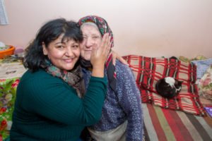 Krankenschwester Viorika aus dem Sozialen Zentrum besucht die 89-jährige Maria. Foto: SMMP/Ulrich Bock